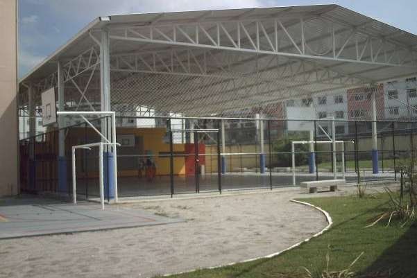 Quadras cobertas escolares